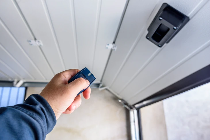Un serrurier répare une serrure de porte d'entrée en bois vernis