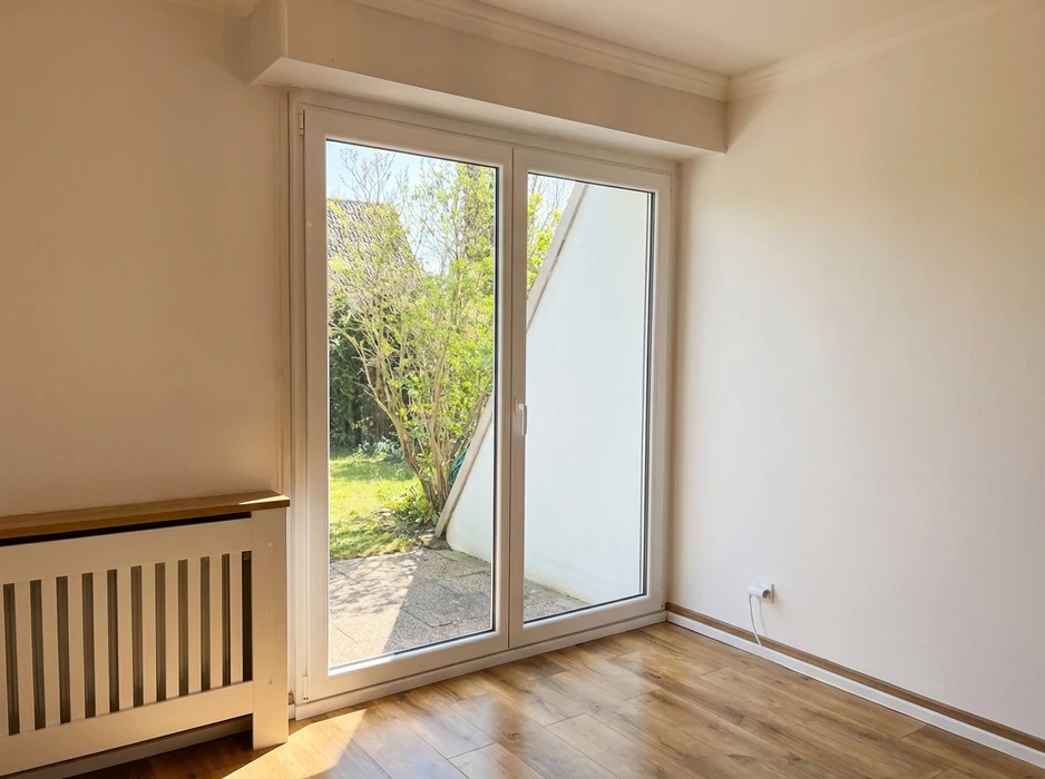 Couloir d'immeuble résidentiel avec deux portes d'entrée d'appartements adjacentes