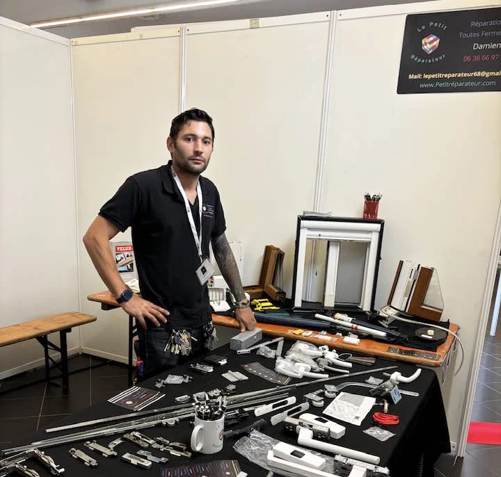 Un serrurier répare une serrure de porte d'entrée en bois vernis