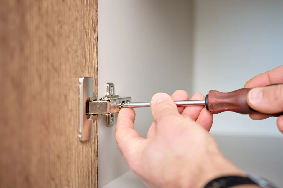 L'agent de service répare une fissure dangereuse dans le pare-brise sur place sans verre de remplacement pour une réparation gratuite et intelligente