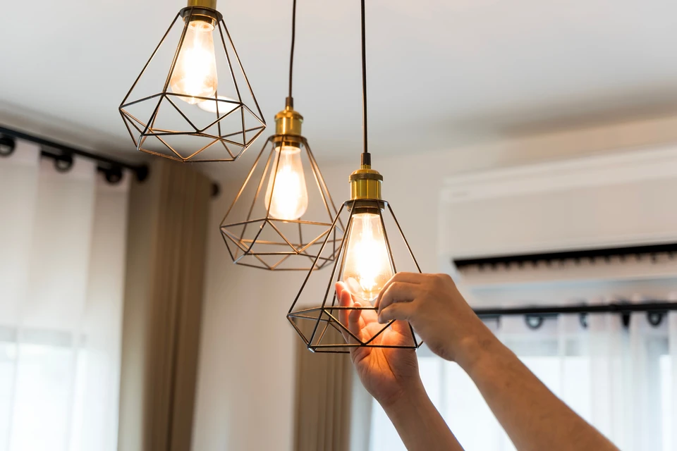 Homme Tenant Un Tournevis Dans Les Mains En Gros Plan