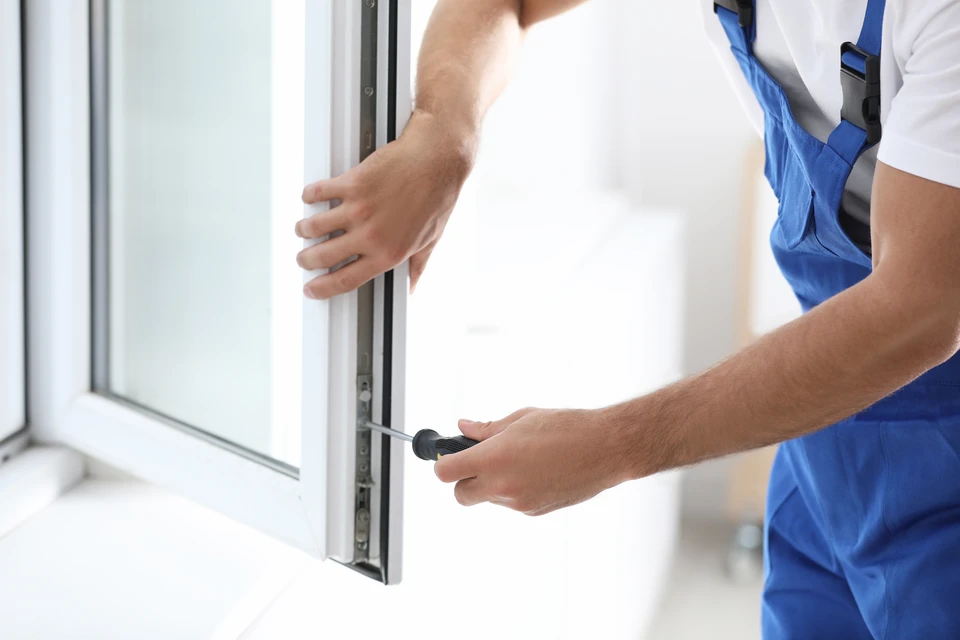 Extérieur résidentiel avec porte de garage sectionnelle en bois foncé acajou