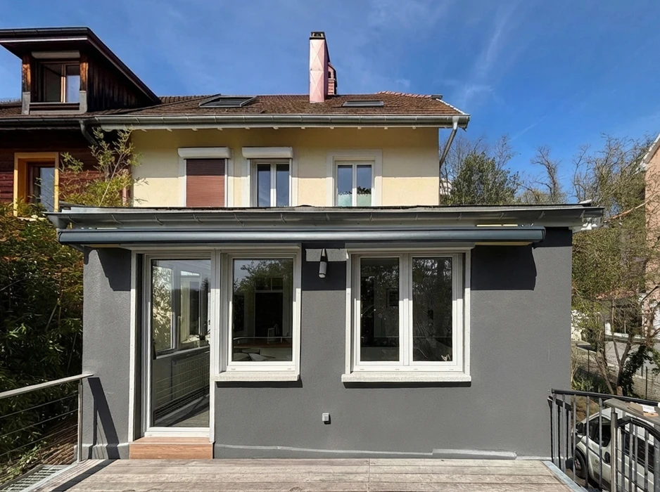 Pièce vide avec fenêtre double vantail PVC blanc à vitrage isolant, encadrement bois teinte noyer, appui de fenêtre assorti